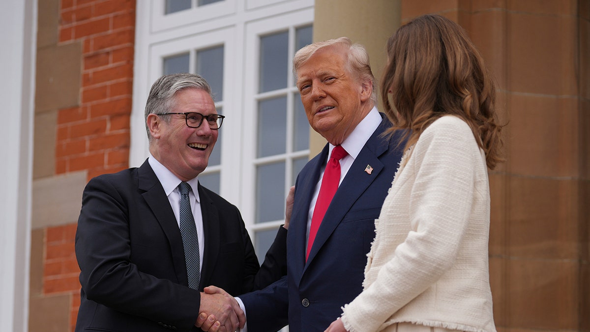 Trump rukuje Starmerovu ruku u Škotskoj