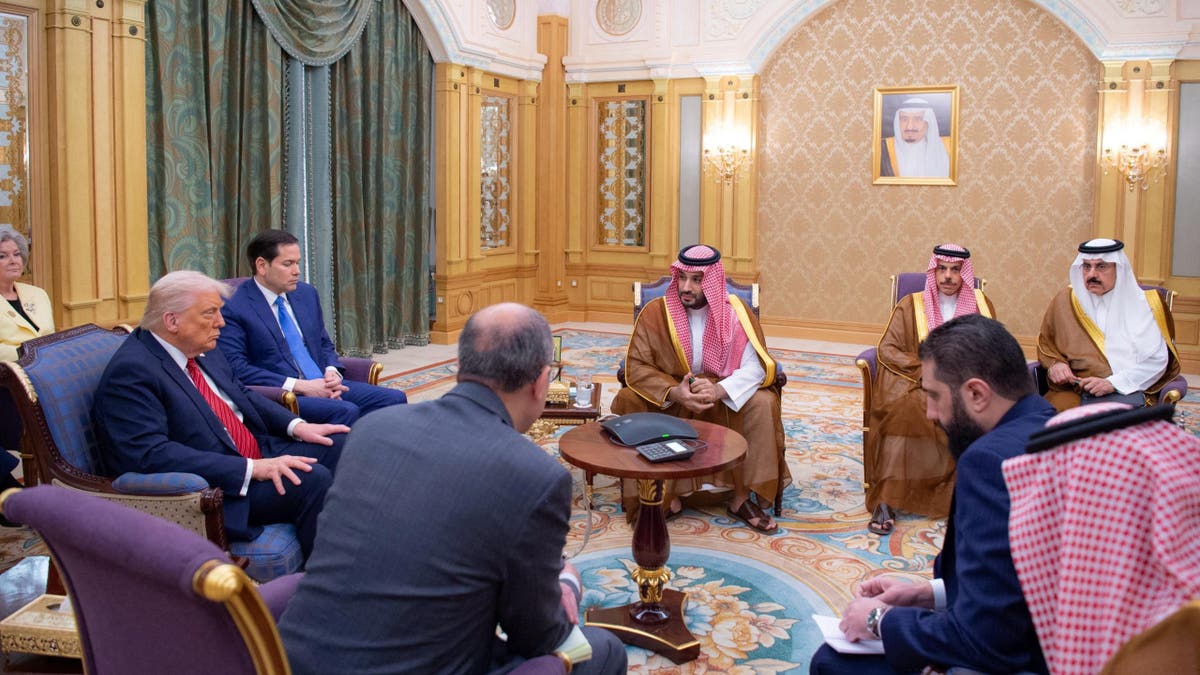Sirijski predsjednik Ahmed Al-Sharaa sastaje se s predsjednikom Donaldom Trumpom i saudijskim prestolonasljednikom Mohammedom Bin Salmanom i drugim dužnosnicima u Rijadu, Saudijska Arabija, u ovom brošuru objavljenom 14. svibnja 2025. godine.