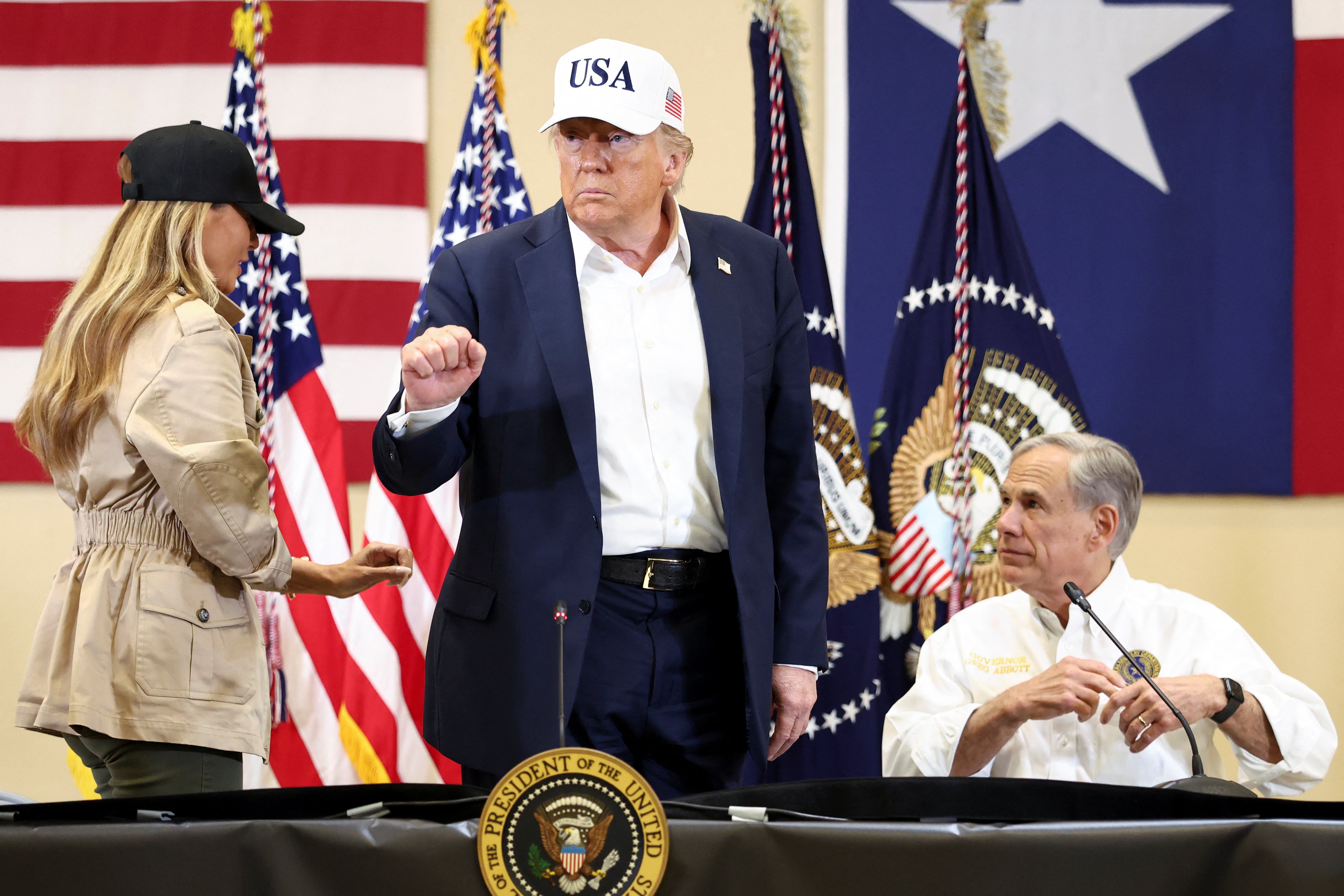 Trump sudjeluje u okruglom stolu s prvim odgovorima i lokalnim dužnosnicima nakon katastrofalnih poplava, u Hill Country Youth Center