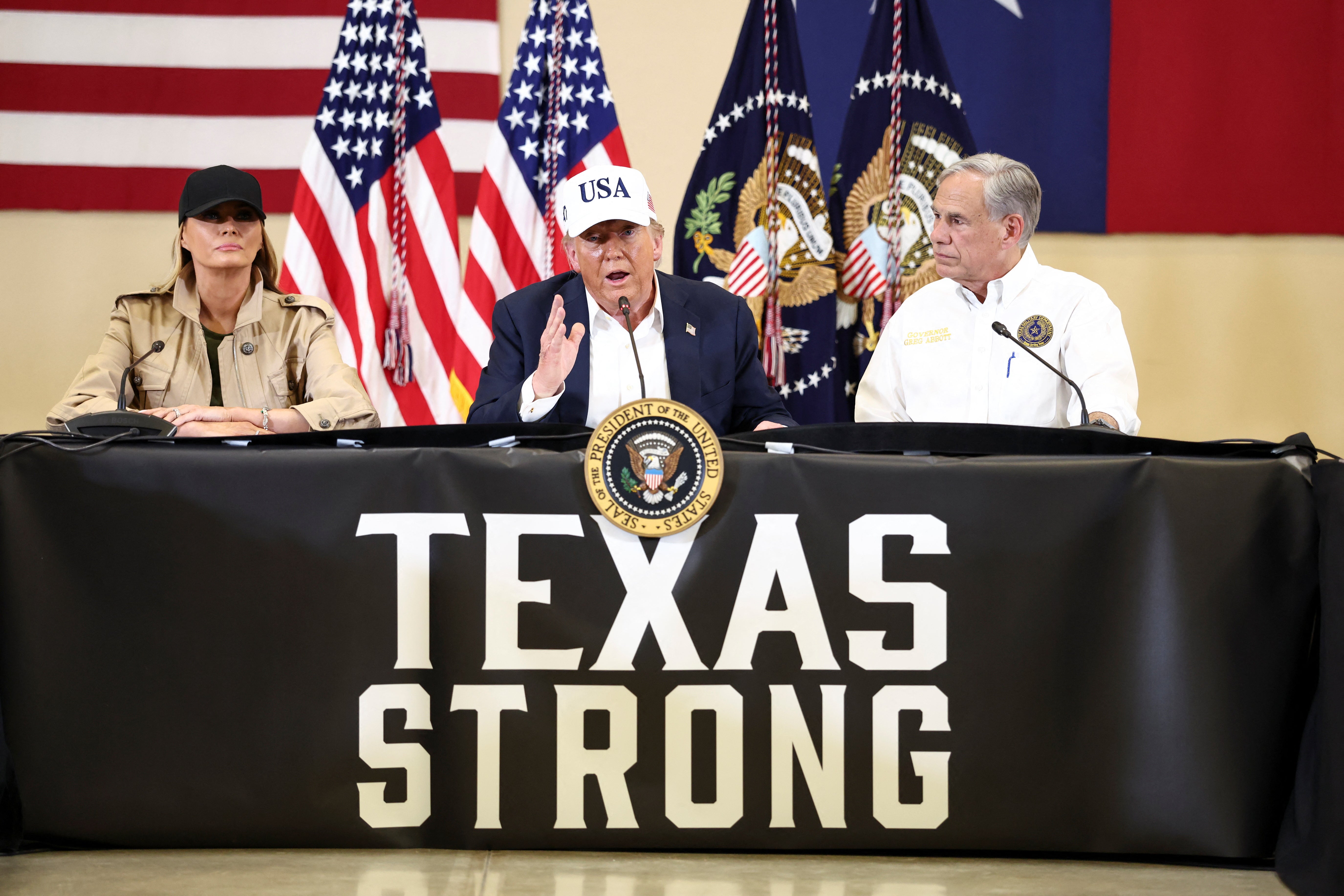Predsjednik Donald Trump, prva dama Melania Trump i guverner Teksasa Greg Abbott sudjeluju u okruglom stolu s prvim odgovorima i lokalnim dužnosnicima nakon katastrofalnih poplava, u Hill Country Youth Center, u Kerrvilleu, Texas