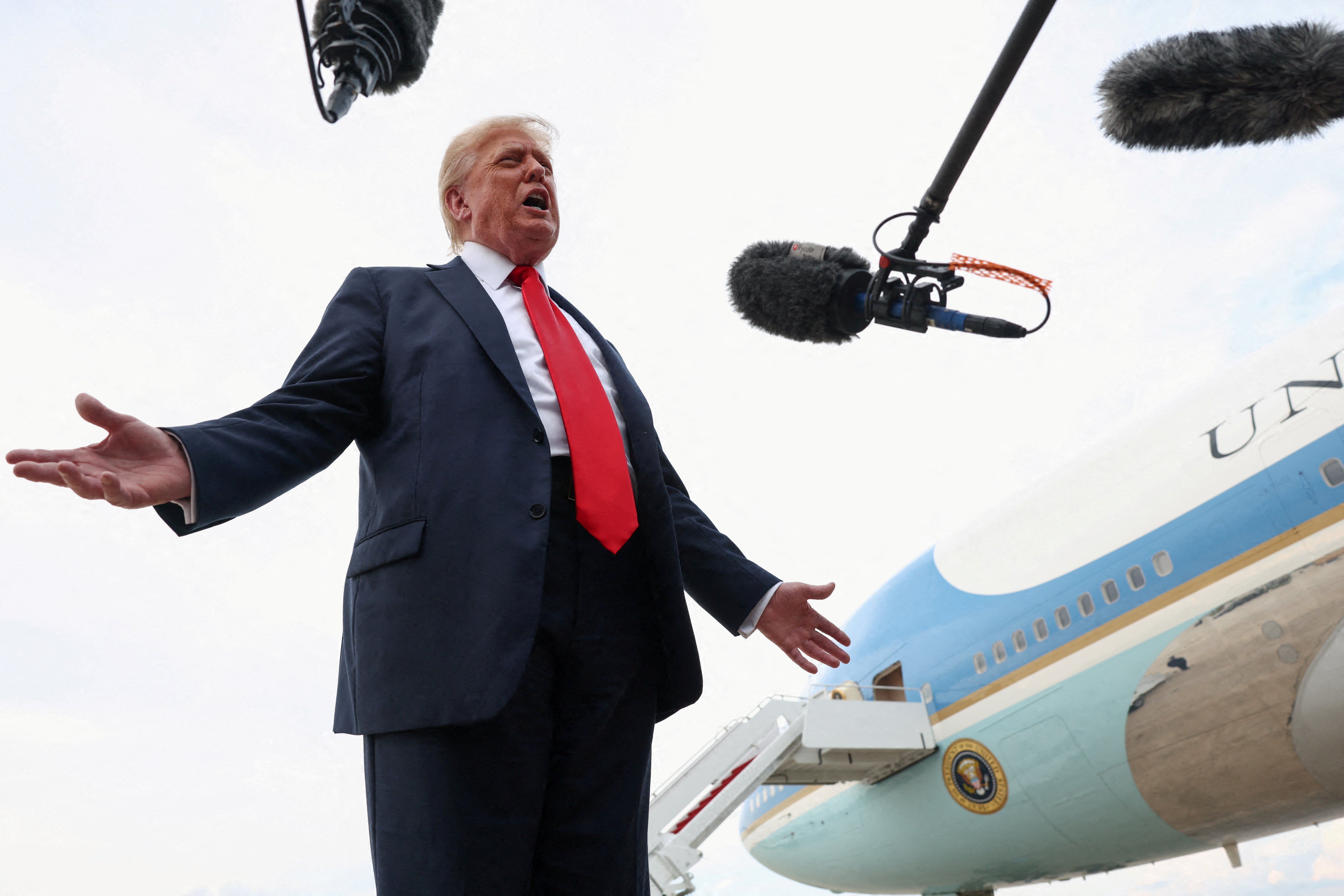 Američki predsjednik Donald Trump razgovara s medijima nakon što je pohađao finale FIFA kluba Svjetskog kupa nakon dolaska u zajedničku bazu Andrews, Maryland, SAD, 13. srpnja 2025. godine.
