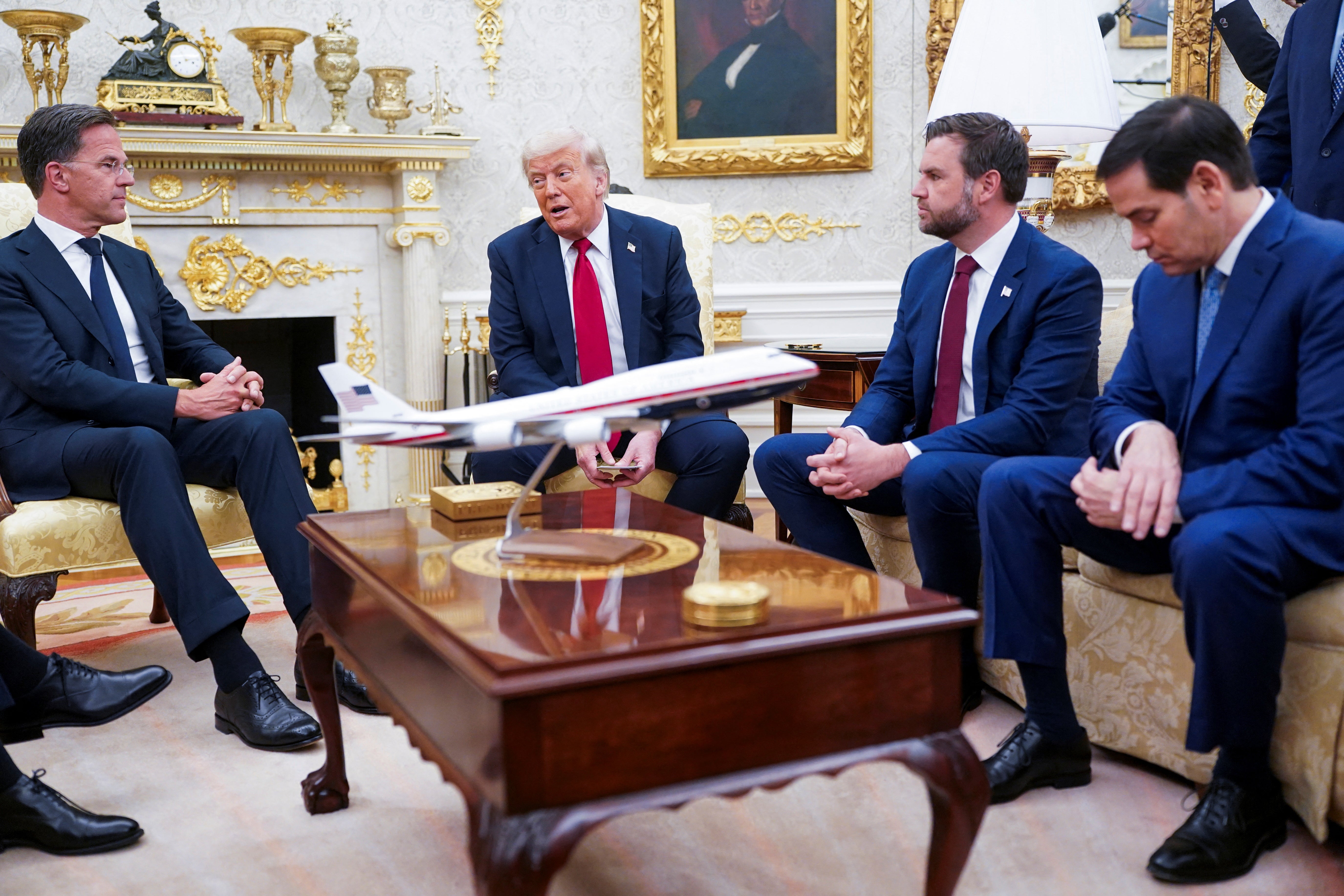 Američki predsjednik Donald Trump, koji su obratili potpredsjednika JD Vance i američki državni tajnik Marco Rubio, sastaje se s generalnim tajnikom NATO -a Markom Markom Rutteom u Ovalnom uredu u Bijeloj kući u Washingtonu, DC, SAD, 14. srpnja 2025. Reuters/Nathan Howard
