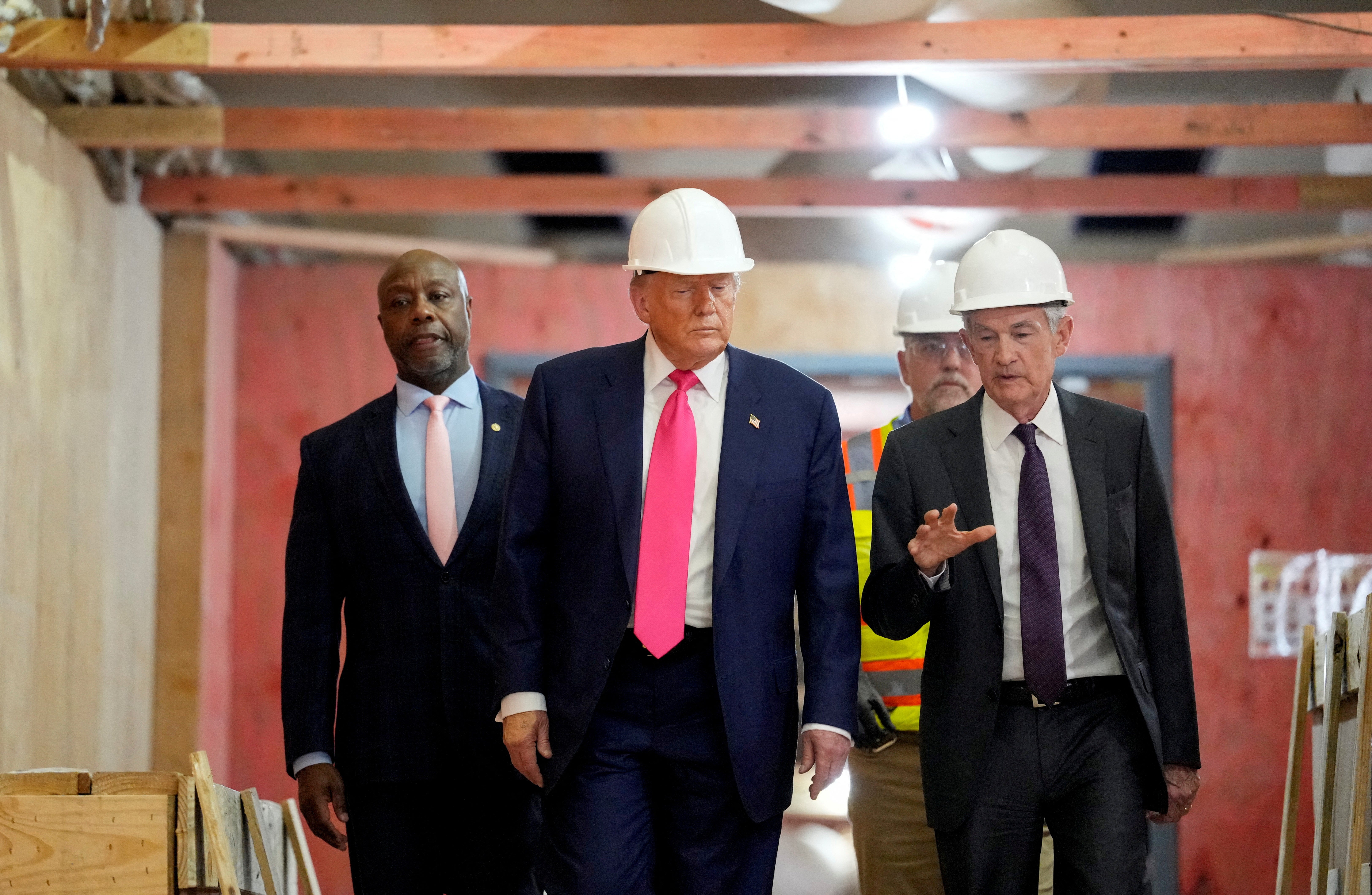 Američki predsjednik Donald Trump, predsjednik Federalnih rezervi Jerome Powell i američki senator Tim Scott (R-SC) obilaze zgradu Federalnih rezervnih odbora, koja se trenutno podvrgava obnavljanju, u Washingtonu, DC, SAD, 24. srpnja 2025. godine. Reuters/Kent Nishimura TPX slike dana