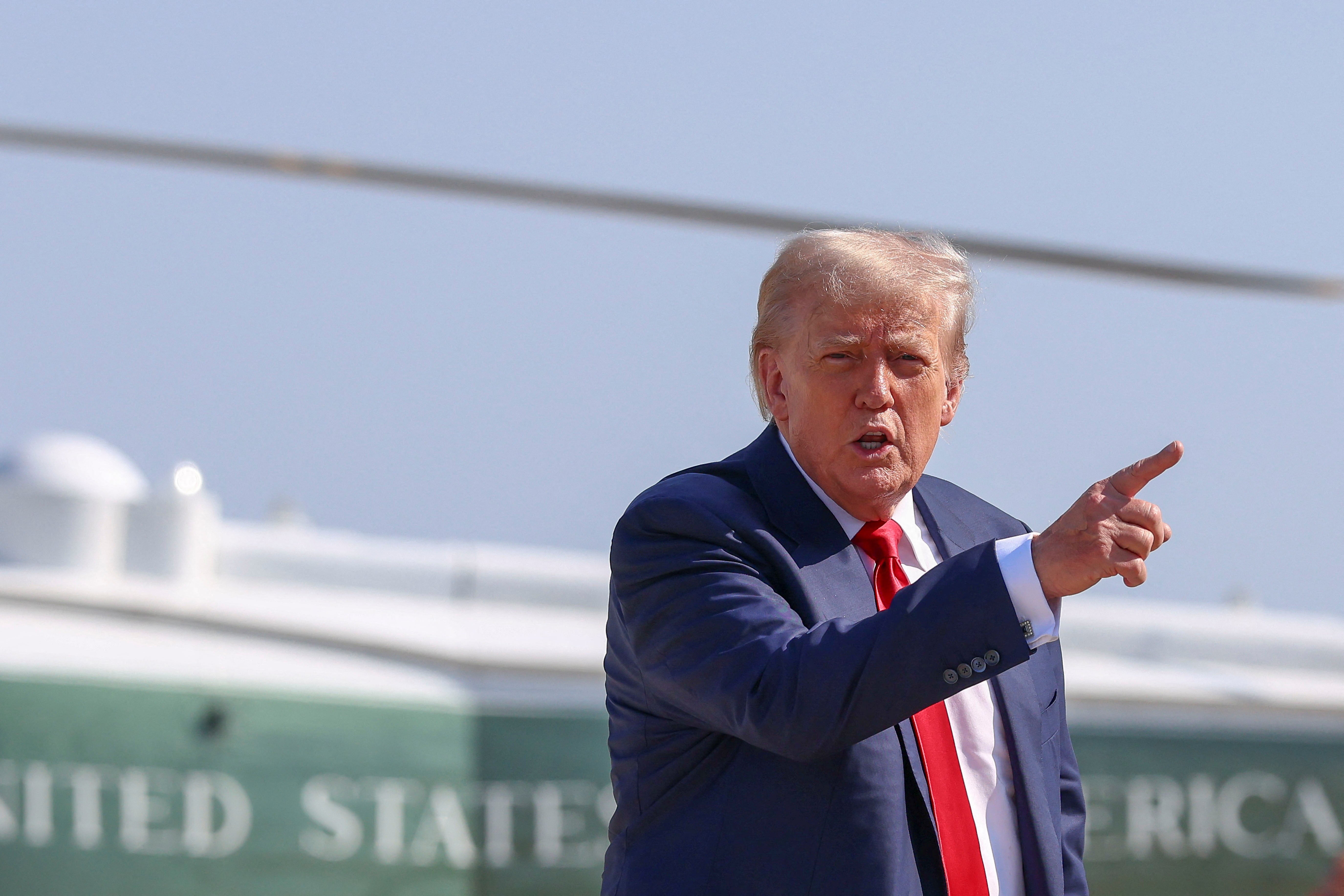 Američki predsjednik Donald Trump gestikulira nakon iskrcavanja Marine One, dok odlazi u Škotsku, u zajedničkoj bazi Andrews, Maryland, SAD, 25. srpnja 2025.