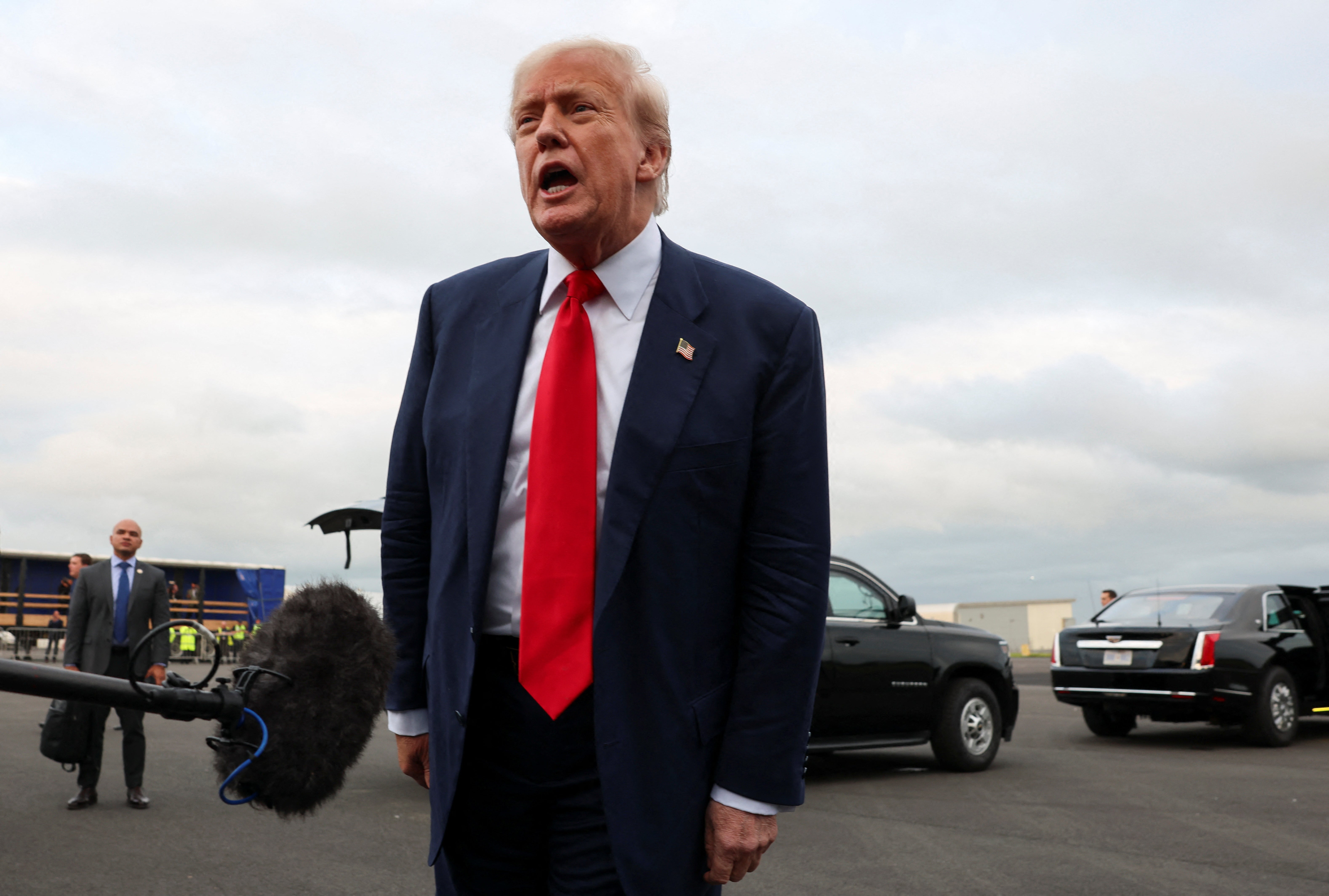 Predsjednik Donald Trump razgovara s članovima medija po svom dolasku u zračnu luku Glasgow Prestwick, Škotska, 25. srpnja 2025
