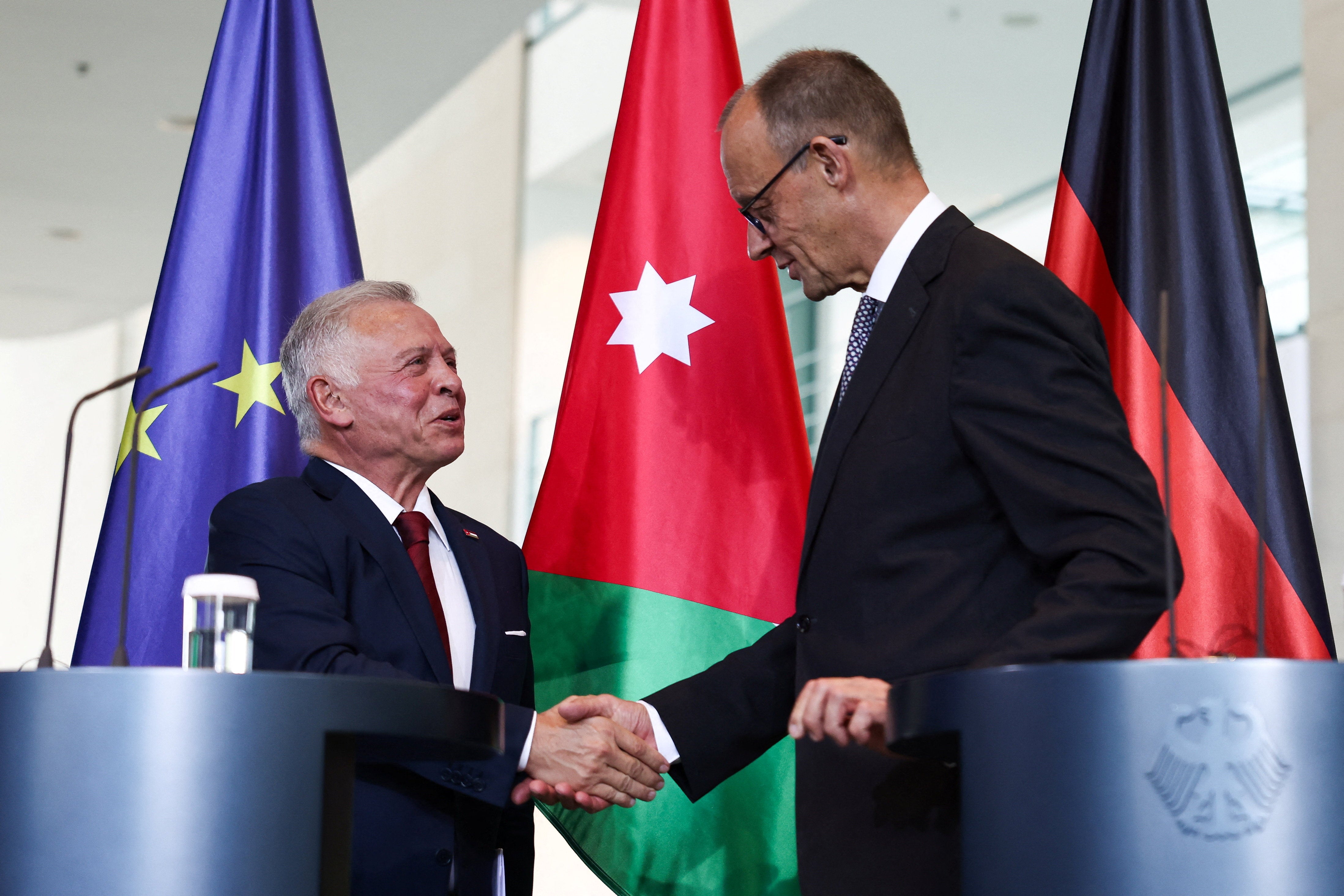 Njemački kancelar Friedrich Merz i Jordanov kralj Abdullah rukuju se u Berlinu