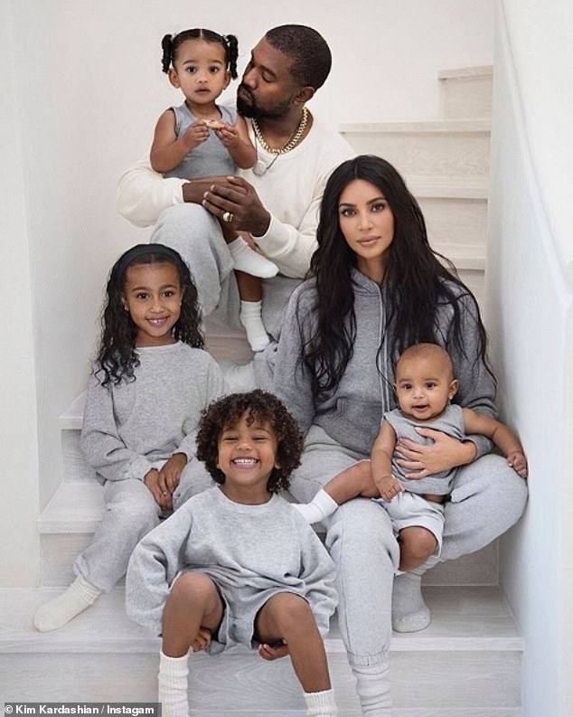 Kanye se javno sukobio s bivšom suprugom Kim (44) o zajednici roditelja njihove 11-godišnje kćeri, North i njihove troje mlađe djece-kćeri Chicago, sedam; i sinovi Saint, devet i psalm, pet - tvrdeći da ih nije bilo dopušteno vidjeti. Sve prikazano