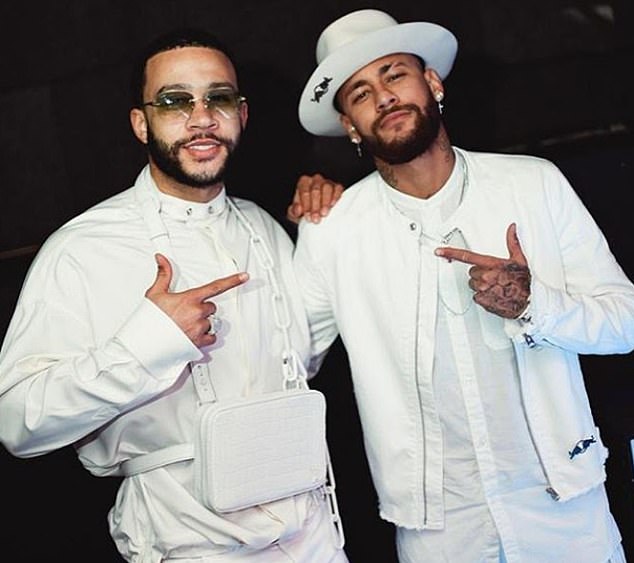 Brazilac pozira s Lyonom naprijed Memphis Depay tijekom basha u klubu Yoyo u Parizu