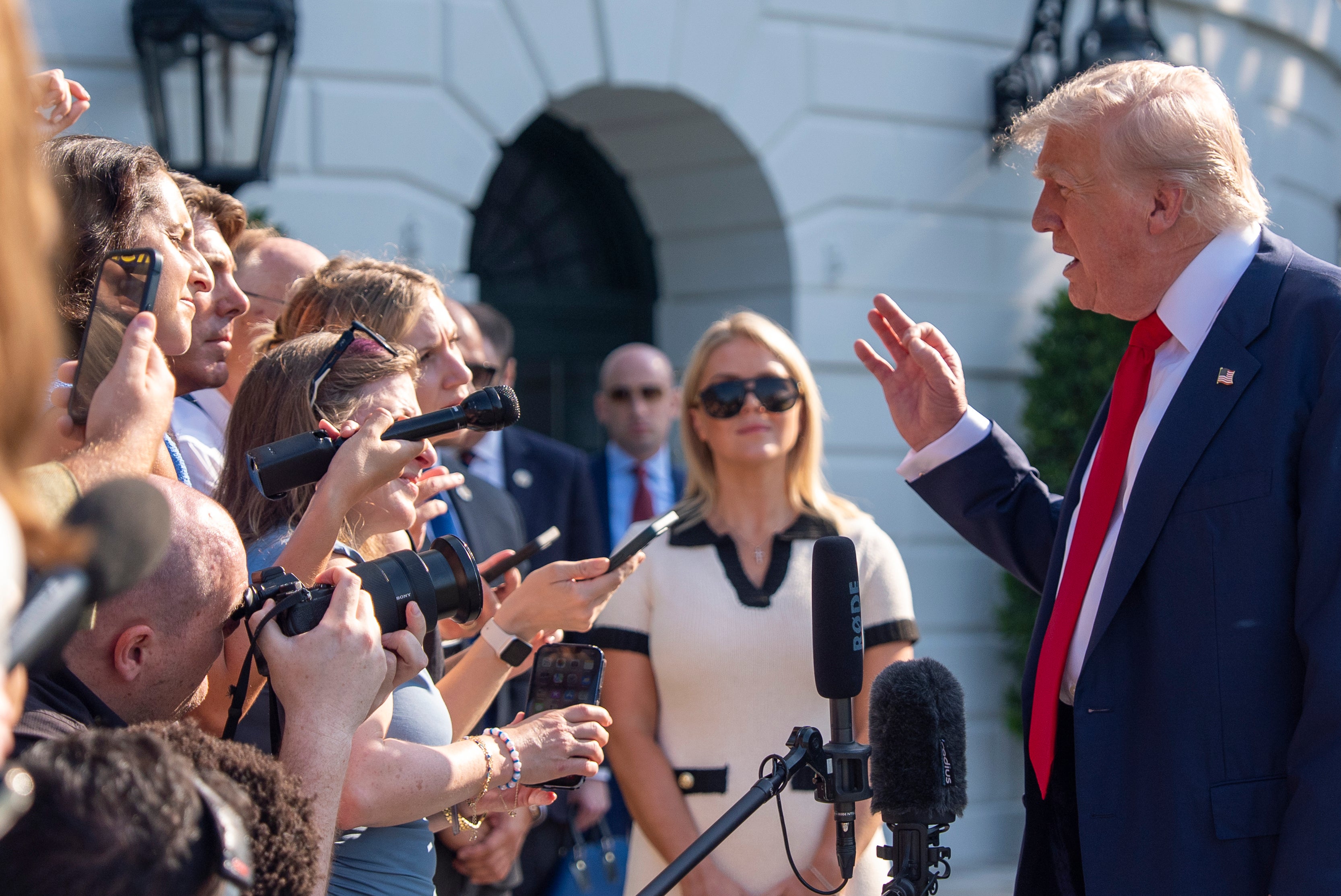 Američki predsjednik Donald Trump razgovara s novinarima prije nego što je odlazio na Marine One s Južnog travnjaka Bijele kuće u Washingtonu (Alex Brandon/AP)