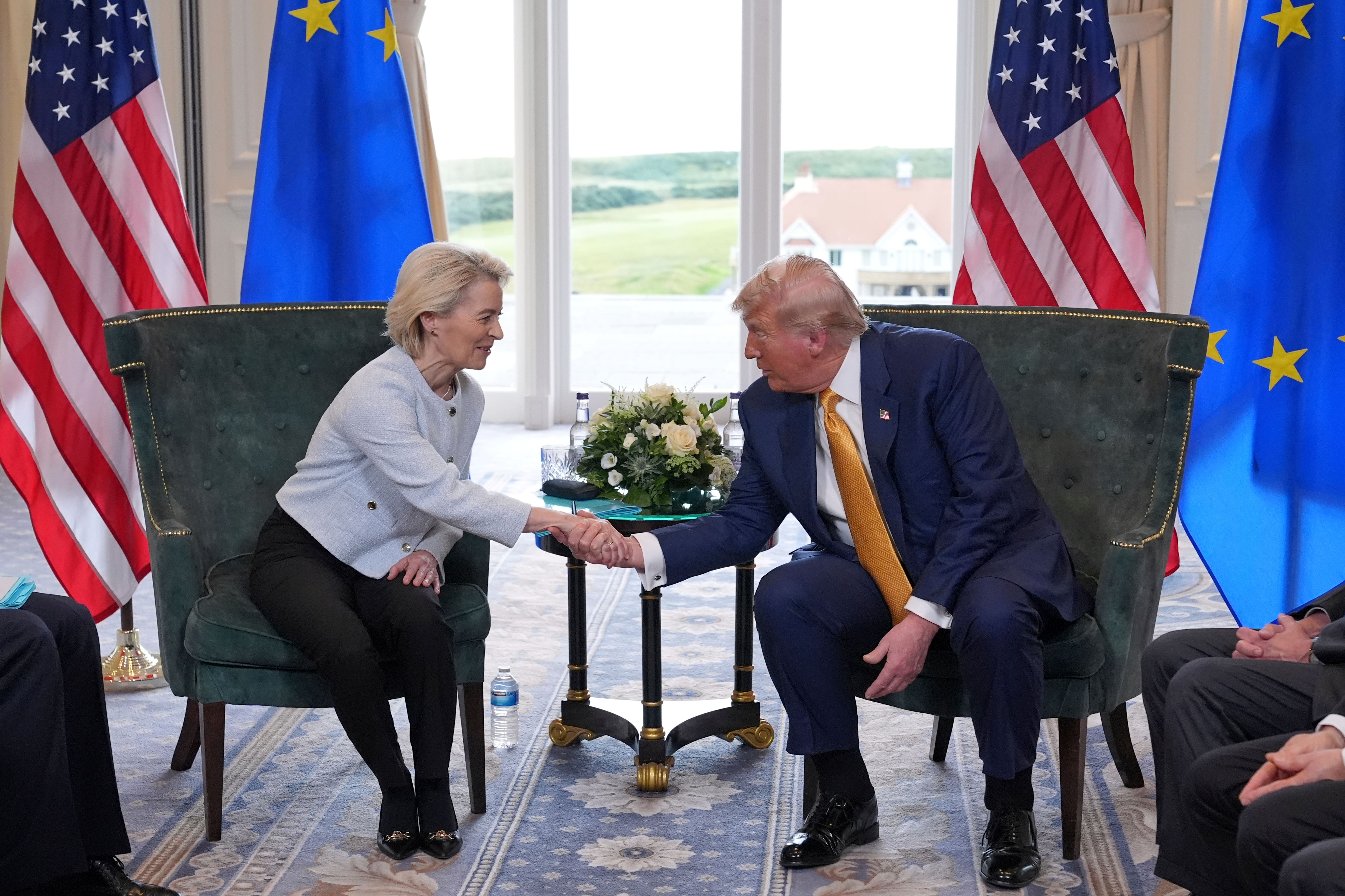 Američki predsjednik Donald Trump rukuje s predsjednikom Europske komisije Ursula von der Leyen (Jacquelyn Martin/AP)