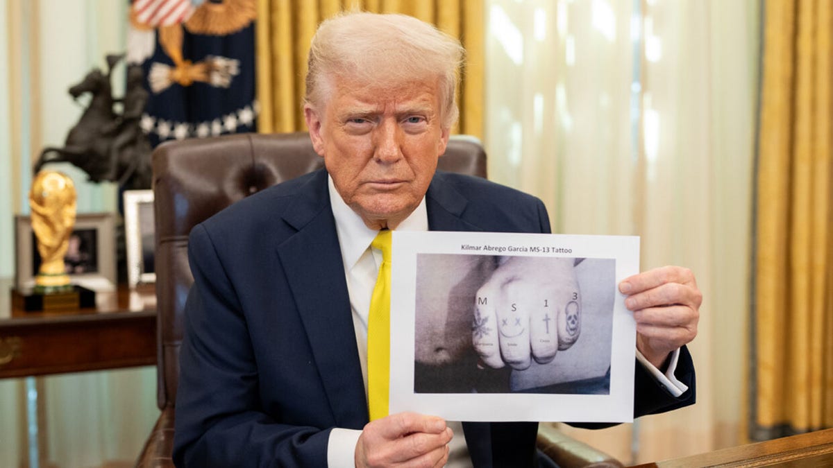 Trump drži fotografiju tetovaža Abrega Garcia