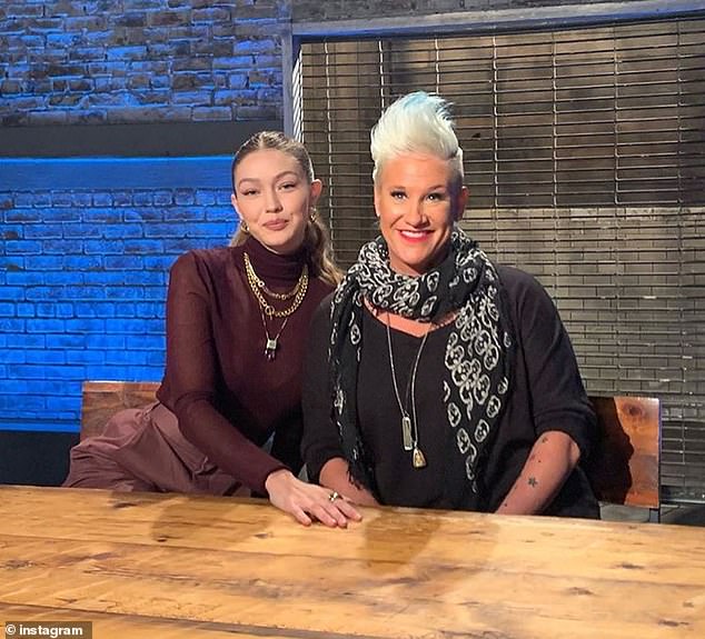 Gigi Hadid, koja se slavno pojavila u seriji za kuhanje, tuku Bobby Flay s Burrellom, vodila je slavne ličnosti izrazivši srce zbog Burrellove smrti