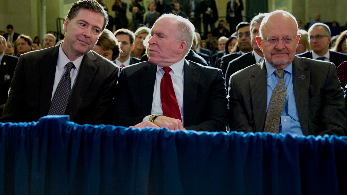 S lijeve strane, direktor FBI -a James Comey, direktor CIA -e John Brennan i direktor nacionalne obavještajne službe James Clapper sjede zajedno u prvom redu, prije nego što je predsjednik Barack Obama govorio o nadzoru agencije za nacionalnu sigurnost (NSA), u petak, 17. siječnja 2014., u Ministarstvu pravosuđa u Washingtonu. Predsjednik je pozvao na okončanje vladine kontrole nad podacima o telefonu milijuna Amerikanaca. (AP Photo/Carolyn Kaster)