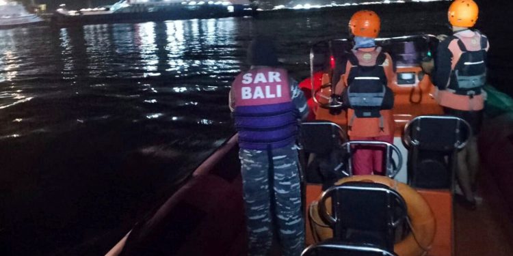 43 ljudi koji su nedostajali nakon potonuća trajekta u blizini Balija u Indoneziji dok spasioci pretražuju