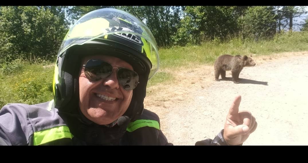 Omar Farang Zin pozirao je za selfie s medvjedom u Rumunjskoj i podijelio sliku dan prije nego što ga je ubio jedan