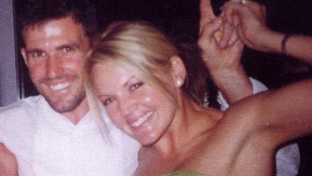 Mnogi obožavatelji izbacili su Careyev zloglasni skandal za varanje s Kelli Stevens, suprugom njegove tadašnjeg tima Anthonyja (na slici zajedno) 2002. godine dok su reagirali na njegov post