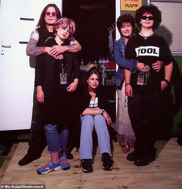 Osbourne s kćerima Kelly i Aimee, supruga Sharon i sin Jack 2002. - Godina kada je obiteljska emisija Osbournes započela
