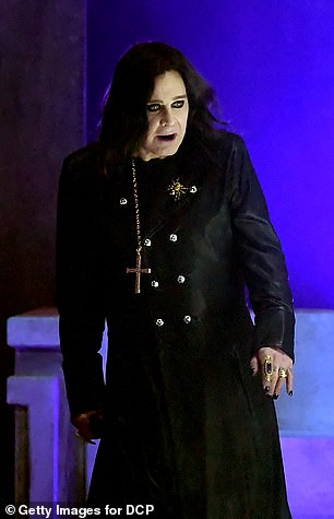 Nakon što je Black Sabbath izveo svoju posljednju turneju, Osbourne je nastavio nastupiti kao solo čin, a njegov najnoviji izdanje albuma, Obični Man, stigao u veljači 2020. Gore: The Singer na pozornici 2019.