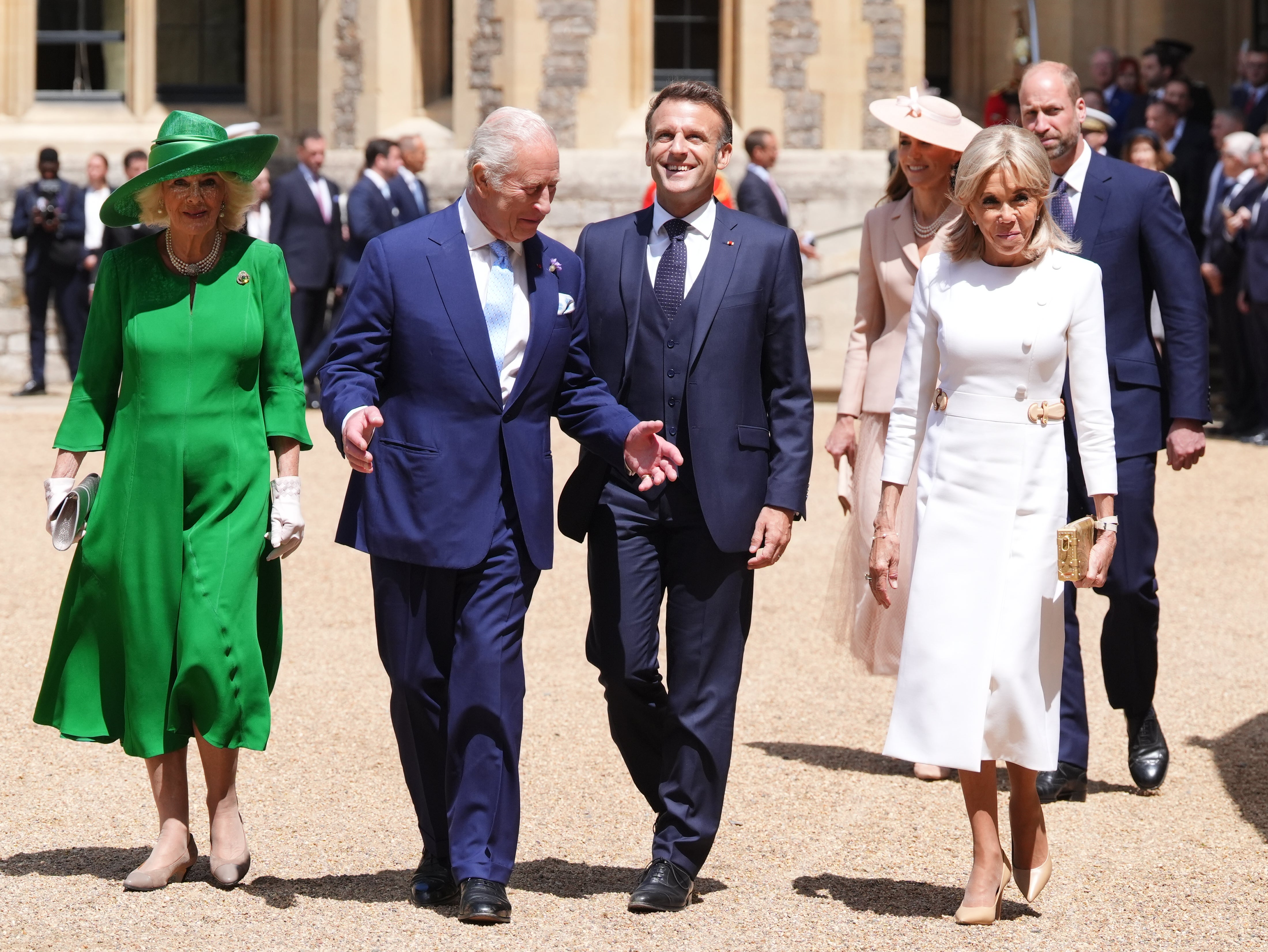 Kraljica Camilla i kralj Charles hodaju uz makrone na ceremonijalnoj dobrodošlici za državni posjet francuskog predsjednika u Velikoj Britaniji u dvorcu Windsor