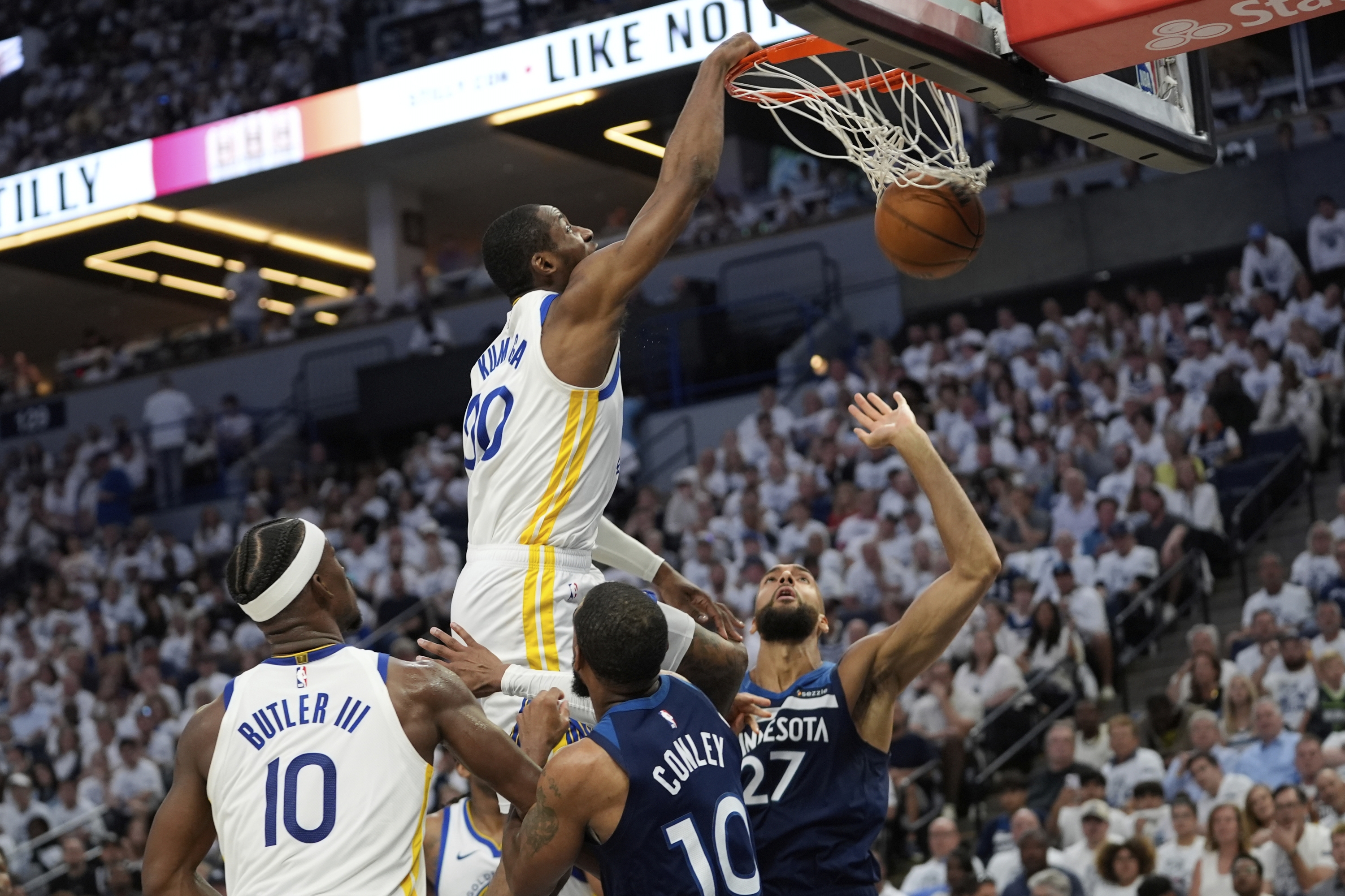 Napadač Golden State Warriors-a Jonathan Kuminga (00) zalupio je preko Minnesota Timberwolves Centar Rudy Gobert (27) tijekom prve polovice utakmice 5 NBA košarkaške serije za doigravanje u srijedu, 14. svibnja, 2025., u Minneapolisu. (AP Photo / Abbie Parr) Associated Press / Laparse SAMO ITALIJA I Španjolska
