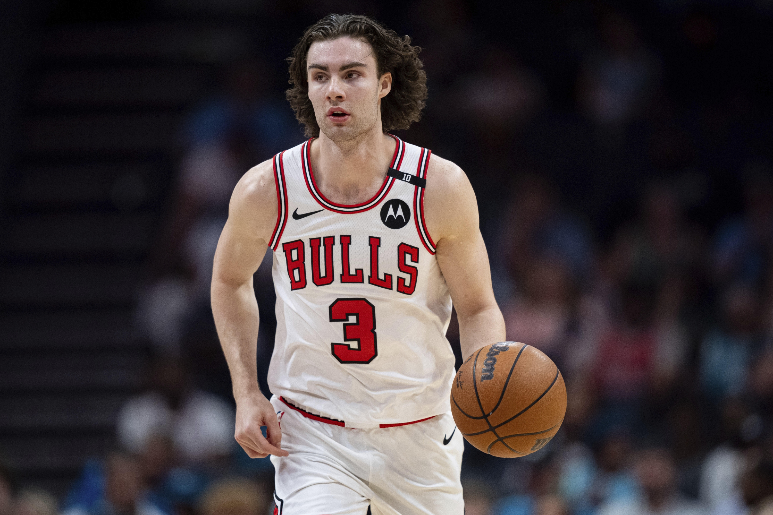 Čuvar Chicago Bullsa Josh Giddey (3) donosi loptu na terenu tijekom prve polovice NBA košarkaške utakmice protiv Charlotte Hornets, u nedjelju, 6. travnja 2025., u Charlotteu, NC (AP Photo/Jacob Kupferman)