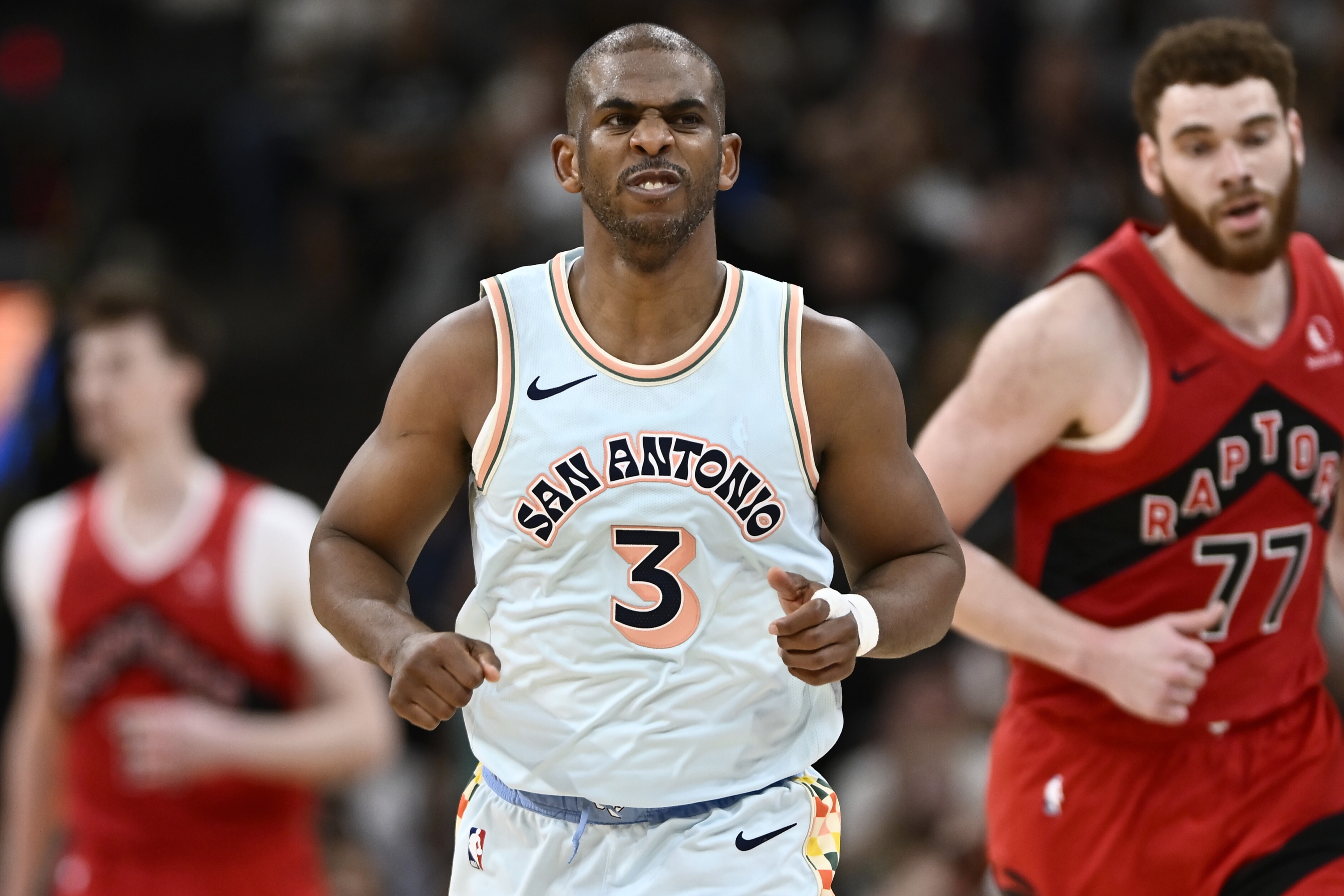 Čuvar San Antonio Spursa Chris Paul (3) slavi košaru tijekom druge polovice NBA košarkaške utakmice protiv Toronto Raptorsa, u nedjelju, 13. travnja 2025., u San Antoniju. (AP Photo/Darren Abate)