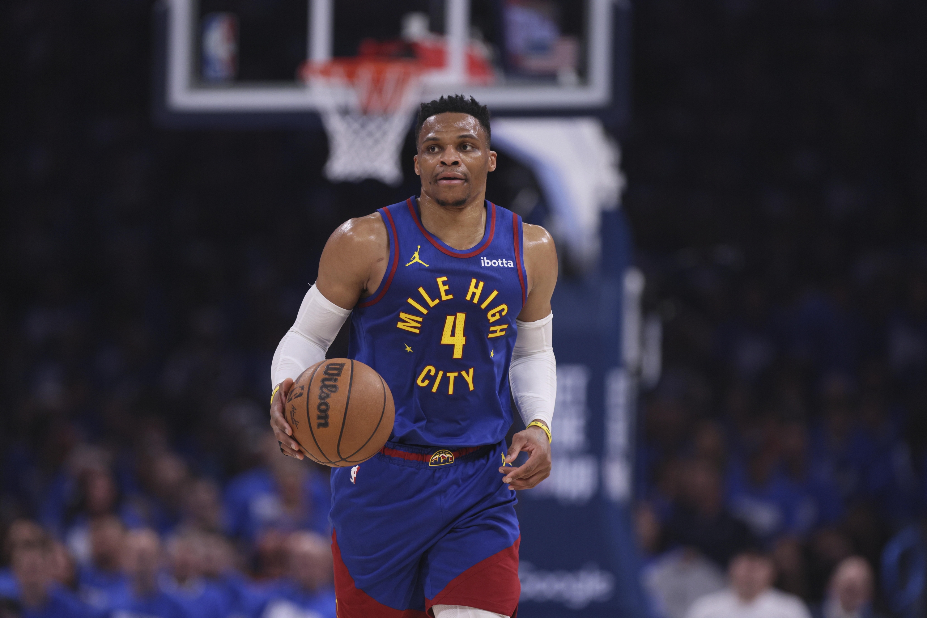 Denver Nuggets 'Russell Westbrook obrađuje loptu u prvom poluvremenu utakmice 5 NBA košarkaške serije u drugom krugu doigravanja protiv Oklahoma City Thunder u utorak, 13. svibnja 2025., u Oklahoma Cityju. (AP Photo/Nate Billings) Associated Press/Laparse