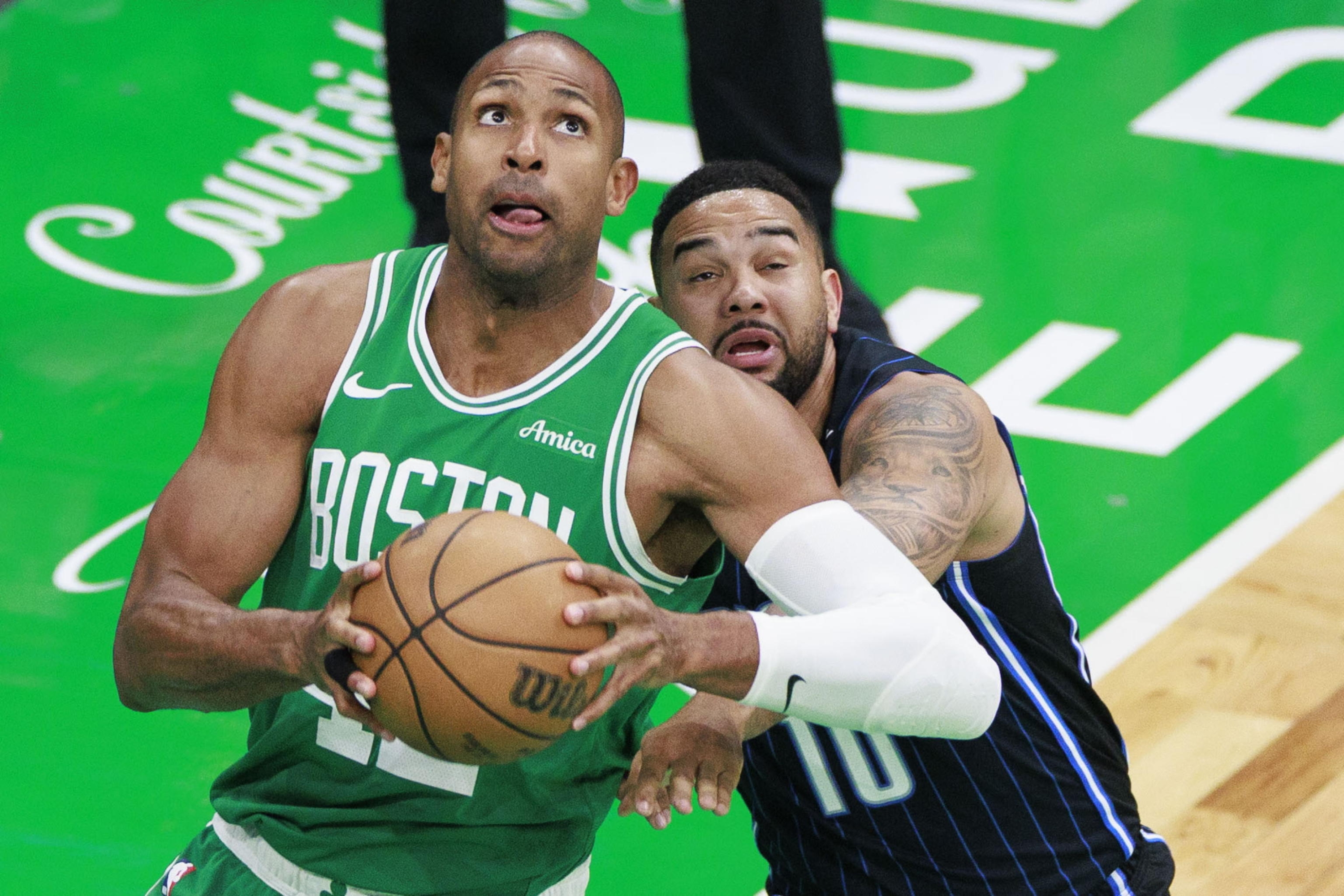 EPA12050371 Boston Celtics Center Al Horford (L) zaobilazi se oko Orlando Magic Guard Cory Joseph (R) tijekom druge četvrtine utakmice doigravanja u prvom krugu Istočne konferencije, dva između Boston Celtics -a i Orlando Magic u Bostonu, Massachusetts, USA, 23. travnja 2025. EPA/CJUTHERTTHATH SUTTHER
