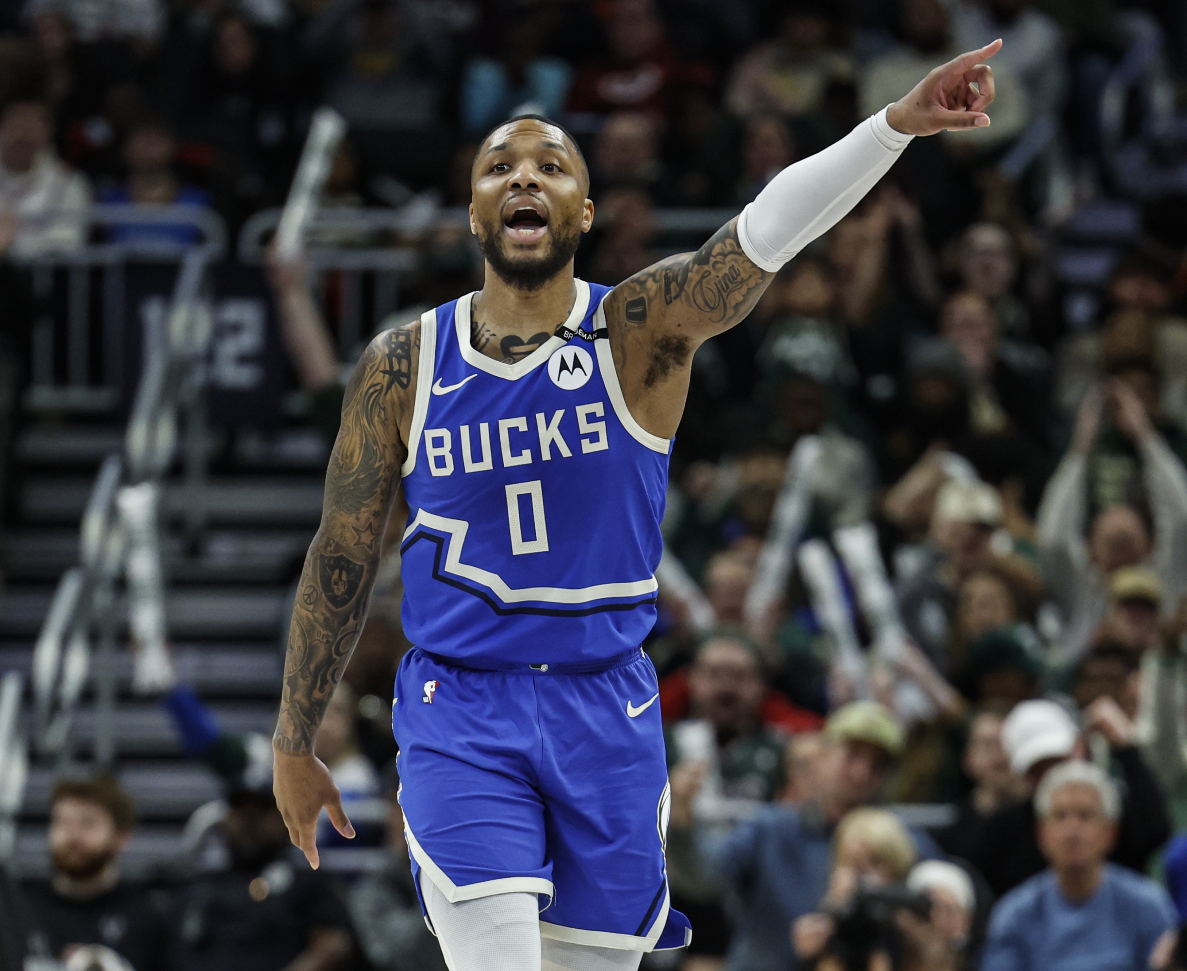 Damian Lillard Milwaukee Bucks poziva suigrače protiv Oklahoma City Thunder -a tijekom prve polovice NBA košarkaške utakmice u nedjelju, 16. ožujka 2025., u Milwaukeeju. (AP Photo/Jeffrey Phelps)