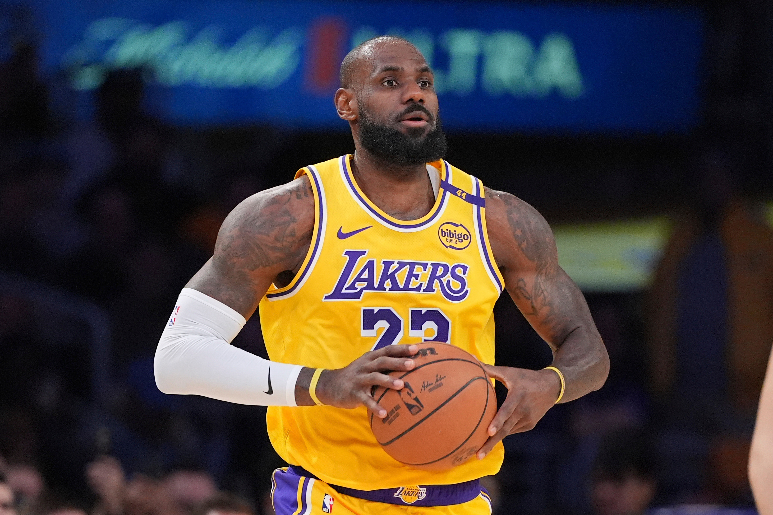 Datoteka - Napadač Los Angeles Lakersa LeBron James pojavljuje se tijekom prve polovice NBA košarkaške utakmice protiv Utah Jazza, 10. veljače 2025. u Los Angelesu. (AP Photo/Mark J. Terrill, datoteka)