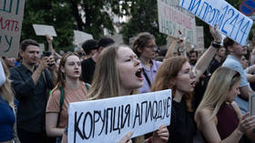 Prosvjednici pjevaju 'Zelensky je Đavo' u Kijevu (video)