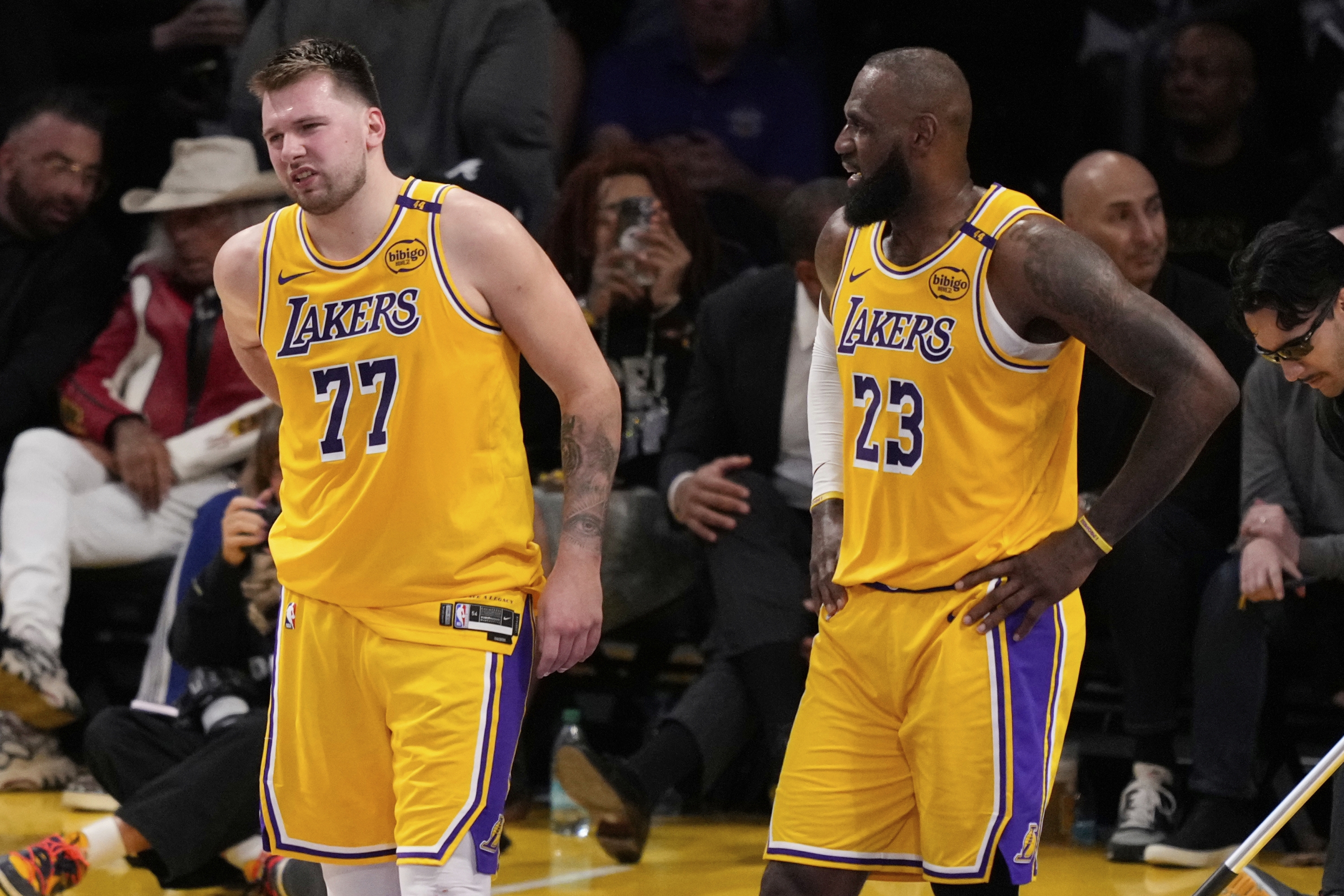Čuvar Los Angeles Lakersa Luka Doncić (77) izlazi s terena nakon ozljede tijekom prvog poluvremena u igri 5 NBA košarkaškog prvog doigravanja protiv Minnesota Timberwolves, srijeda, 30. travnja 2025., u Los Angelesu. (AP Photo/Mark J. Terrill)