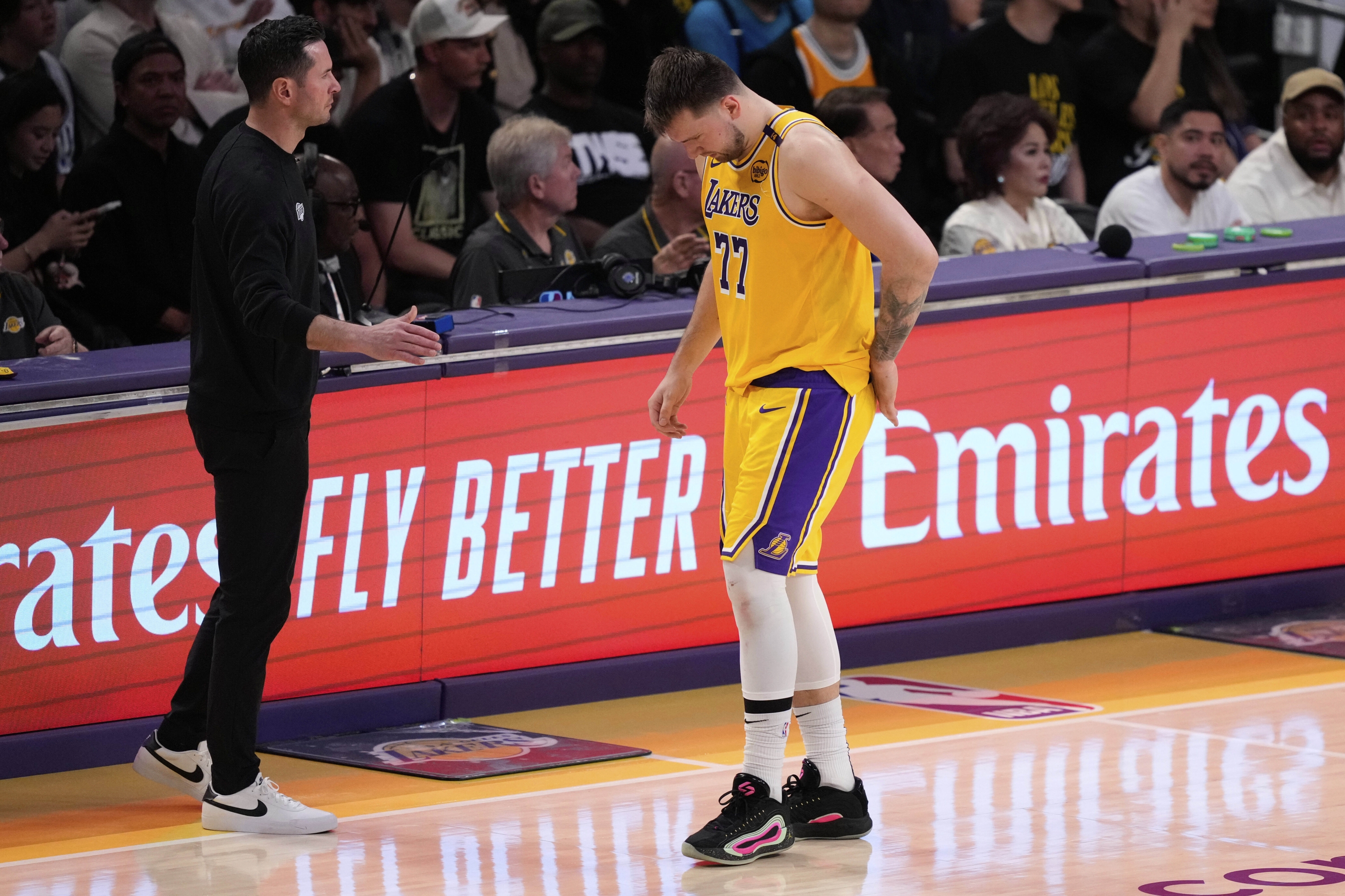 Čuvar Los Angeles Lakersa Luka Doncić (77) izlazi s terena nakon ozljede tijekom prvog poluvremena u igri 5 NBA košarkaškog prvog doigravanja protiv Minnesota Timberwolves, srijeda, 30. travnja 2025., u Los Angelesu. (AP Photo/Mark J. Terrill)