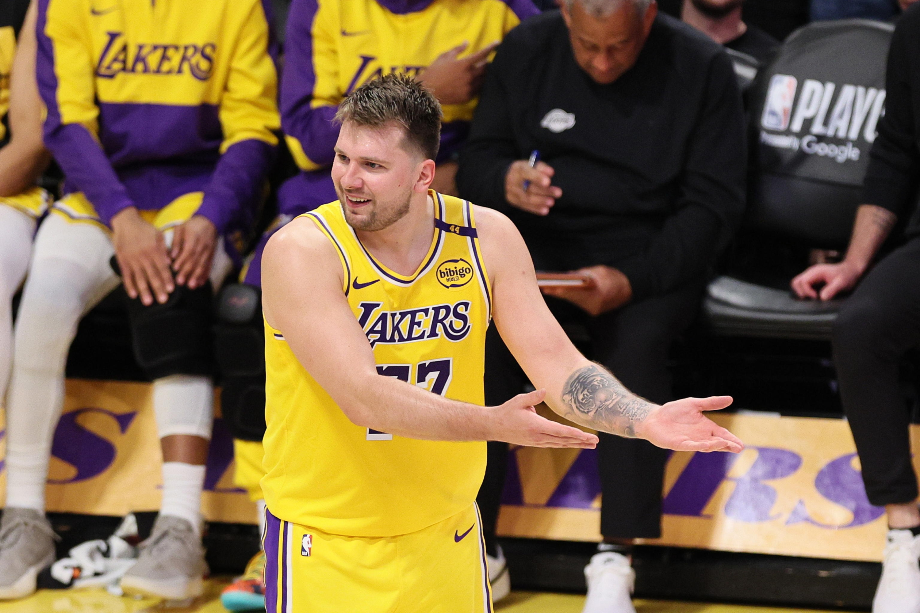 EPA120666349 LOS ANGELES LAKERS LUKA DONCIC reagira na poziv sudaca tijekom prve polovice NBA doigravanja u jednoj utakmici u prvoj utakmici pet između Minnesota Timberwolves i Los Angeles Lakersa u Los Angelesu, Kalifornija, SAD, 30. travnja 2025. EPA/ALLISON DECTERSTOCK