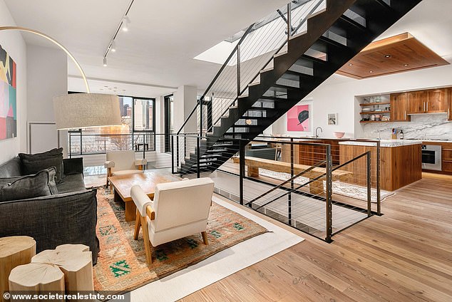 Njegov stari iznajmljivanje - koji sjedi u istoj kompleksnoj zgradi - uključivao je predsoblje i kuhinju uz dva seta stepenica u Sheeranovom apartmanu u Brooklynu