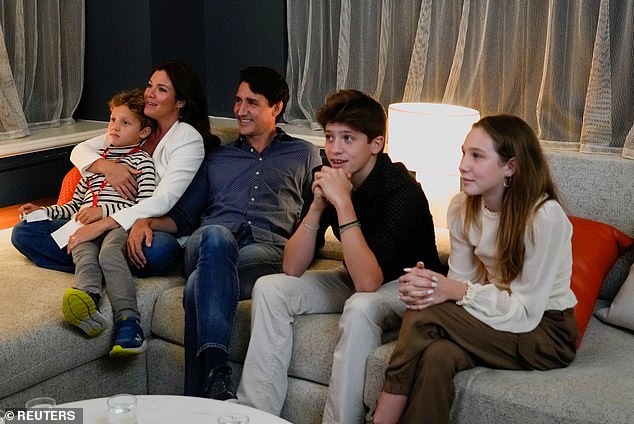 Obitelj Trudeau kod kuće 2021. godine. Djeca Ella-Grace, desno, Xavier, Centar i Hadrien, lijevo, na slici su