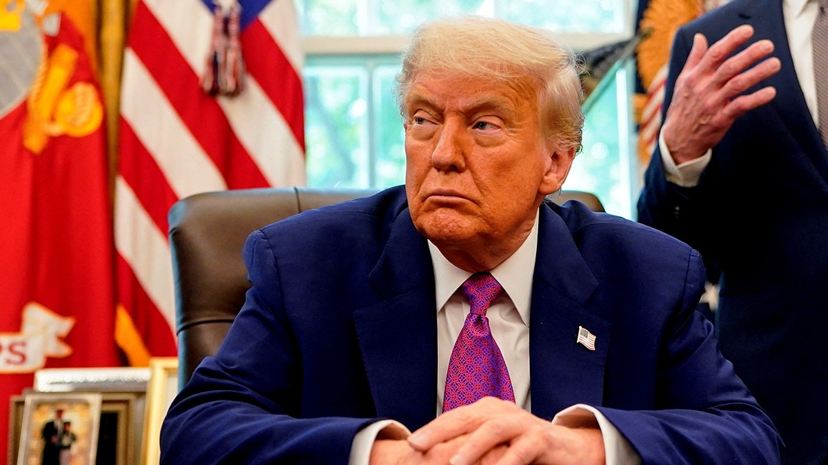 Predsjednik Donald Trump sjedi