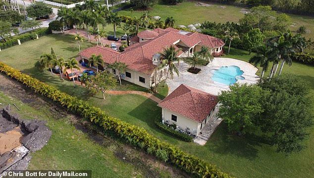 Davis (35) umro je kod kuće na jugozapadnim rančevima na Floridi i pronađen je nepomičan na podu njegove kućne teretane