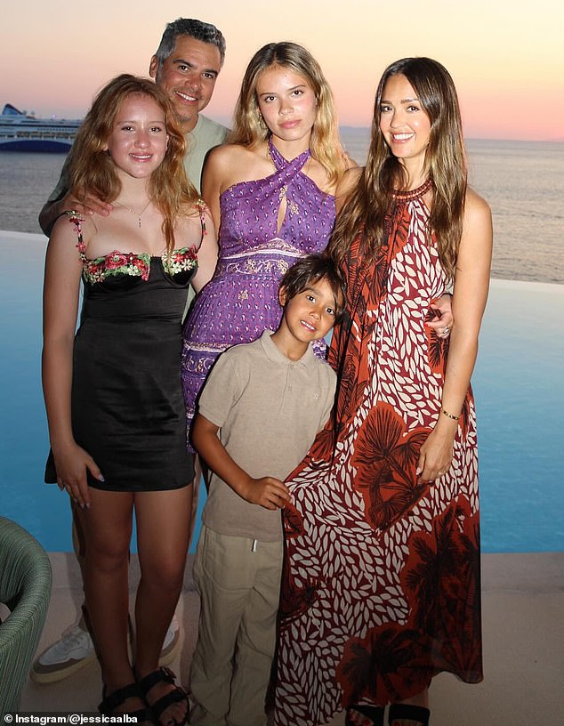 Jessica s bivšom Cash Warrenom i njihovo troje djece 2024. godine