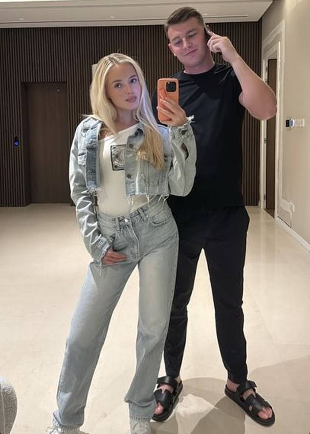 Lilly i dečko Lee na nedatiranoj fotografiji - par je prvi romantično povezan 2022. godine
