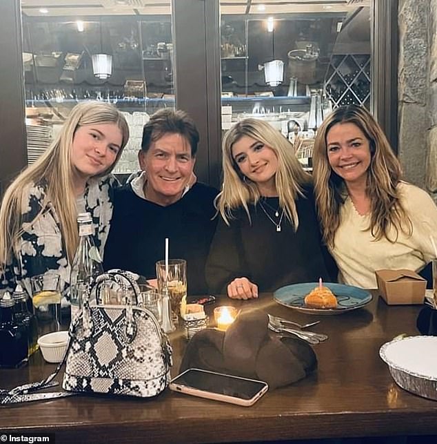 Sami prikazan s tatom Charlie Sheen sestru Lola i mama Denise prošle godine