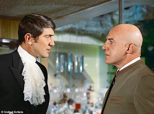 Iako je njegova bod za Bond bio kratak jedan film između Seana Conneryja You You Live samo dva puta i živite i pustite Die¿lazenby utjecaj jer jedini 007 koji se udalji od uloge ostaje legendaran