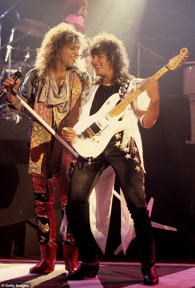 Sambora (desno) pucala je na slavu 1983. godine kao vodeći gitarist u mega-bend Bon Jovi i napisala je Monster Hits Livin u molitvi i dajete ljubav loše ime s Bon Jovi (lijevo); Na slici su u srpnju 1986
