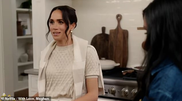 U ožujku je Meghan ispravila svoju prijateljicu slavne osobe Mindy Kaling nakon što ju je nazvala 'Meghan Markle,' rekavši: 'Znaš da sam sada Sussex'