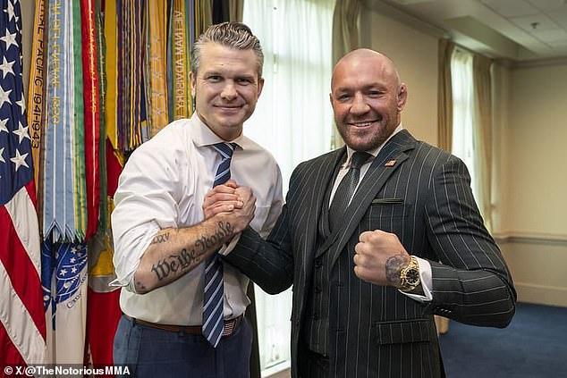 McGregor je pozirao za fotografiju s američkim sekretarom obrane Petea Hegsetha tijekom obilaska Bijele kuće