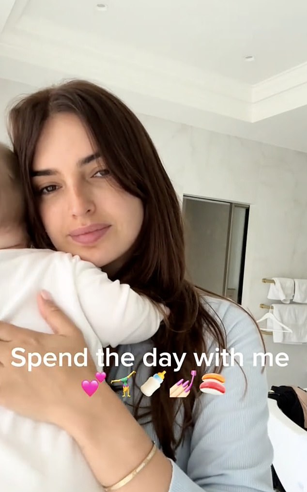U svibnju je podijelila uvid u svoj život kao nova majka, dok je dijelila videozapis o Tiktoku svoje svakodnevne rutine