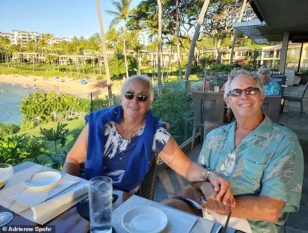 Tužitelji kažu da je Spohr 'pogubljena' metkom u stražnjem dijelu glave, dok je Wood udario pucnjavu, povraćao i krvario na kauču prije nego što je puzala u kupaonicu u kojoj je uspjela nazvati 911