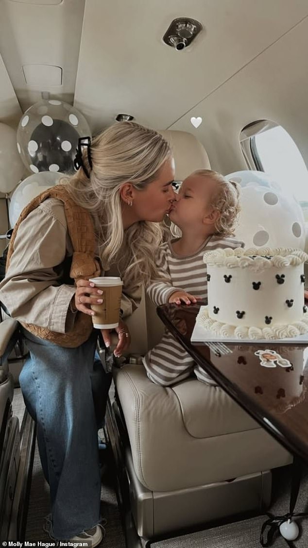 Kasnije je na privatni mlaz u Disneyland Pariz odbacila na obiteljski odmor dok je proslavila svoj 26. rođendan