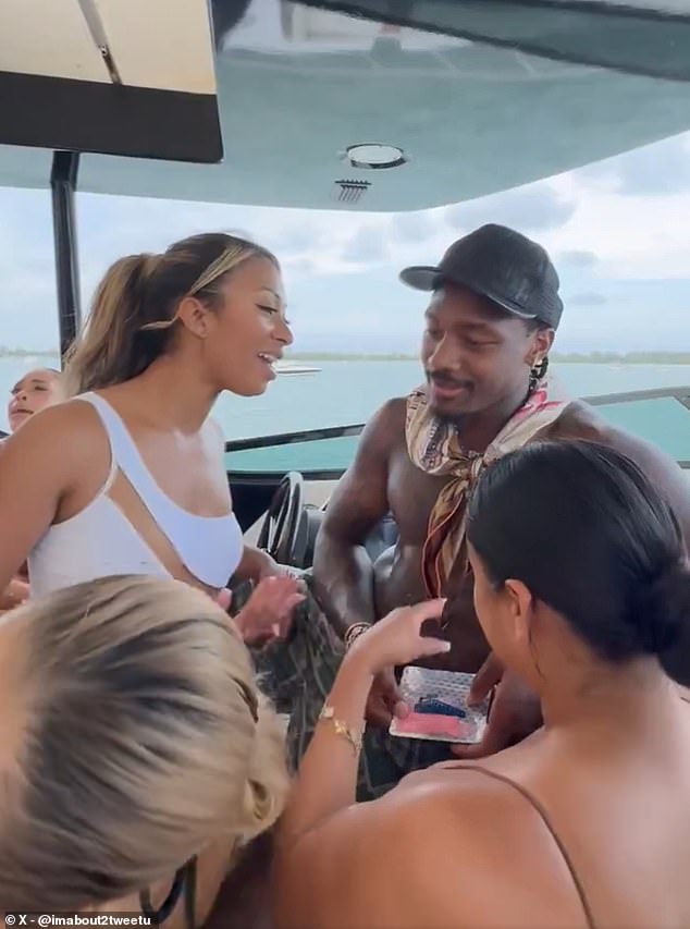 Diggs je nedavno napravio naslove za više videozapisa o divljim zabavama, za koje je dailymail.com otkrio da je napustio Cardi Furious. U jednom od videozapisa viđen je kako koketira s drugim ženama