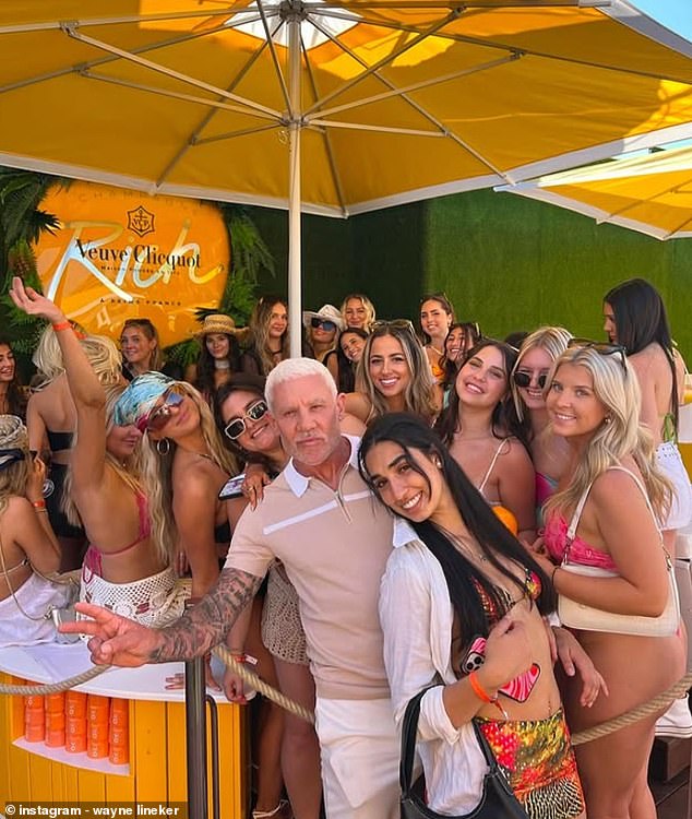 Lineker je poznat po tome što se svakodnevno zabavlja kroz ljeto sa stotinama gostiju